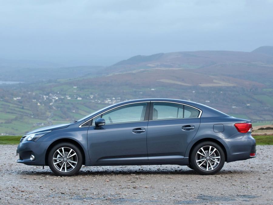  Toyota Avensis Sedan (T270) 2011 года  (UK) (фото 13 из 18)